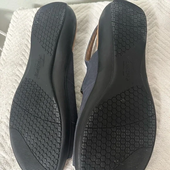 Trotters Trinity Navy and Tan Sandals - Picture 5 of 6